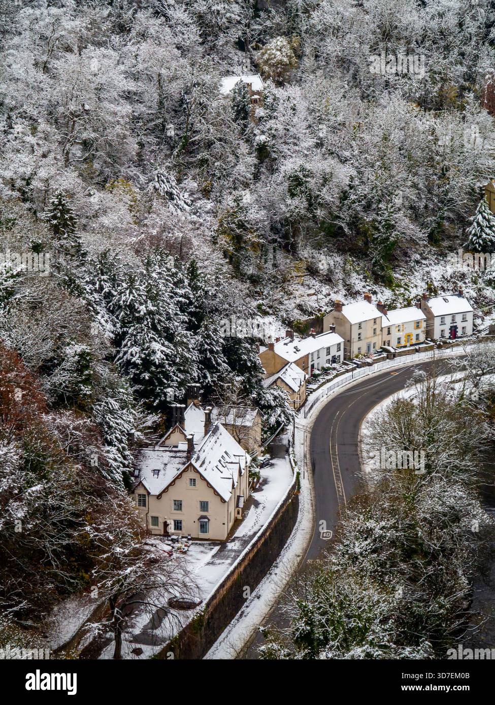 Schneebedeckte Szene mit der A6 Road und Artists Corner mit Bäumen und Häusern im Matlock Bath im Derbyshire Peak District England, Großbritannien. Stockfoto