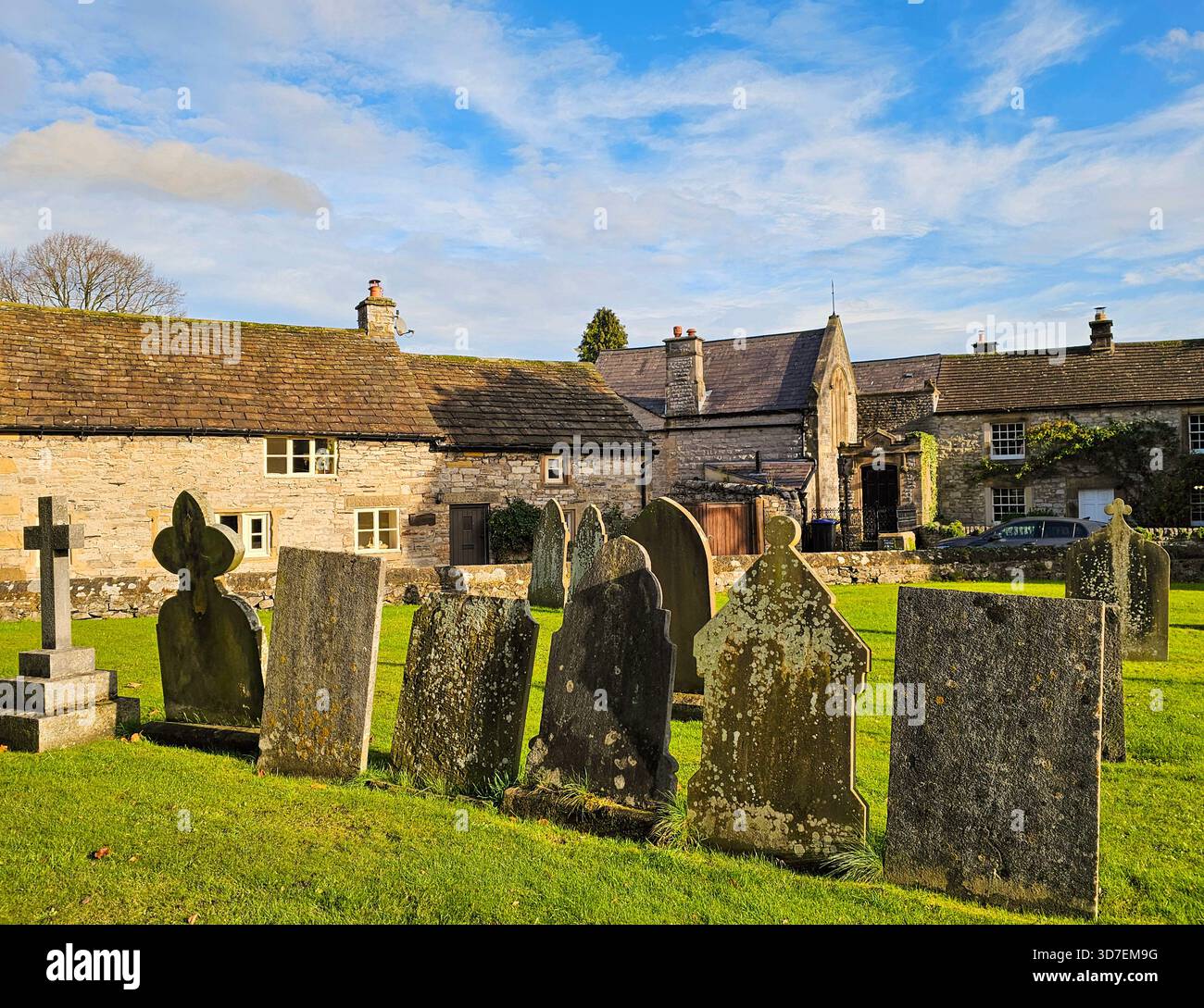 Churchyard, die Pfarrkirche der Heiligen Dreifaltigkeit, Ashford-in-the-Water, Derbyshire - Smartphone-aufgenommenes Stockfoto