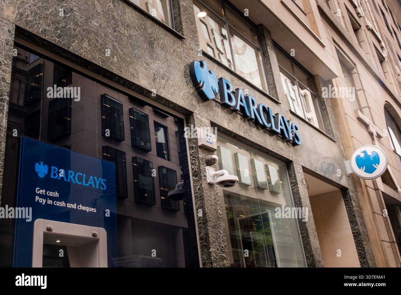 LONDON - 29. OKTOBER 2025: City of London - Eingang der Barclays Bank Branch in der Fenchurch Street Stockfoto
