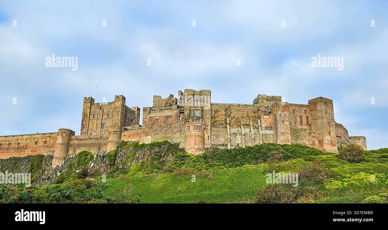 Bamburgh Castle, Northumberland. Blick auf die normannische Burg von Südwesten. - Smartphone-aufgenommenes Stockfoto