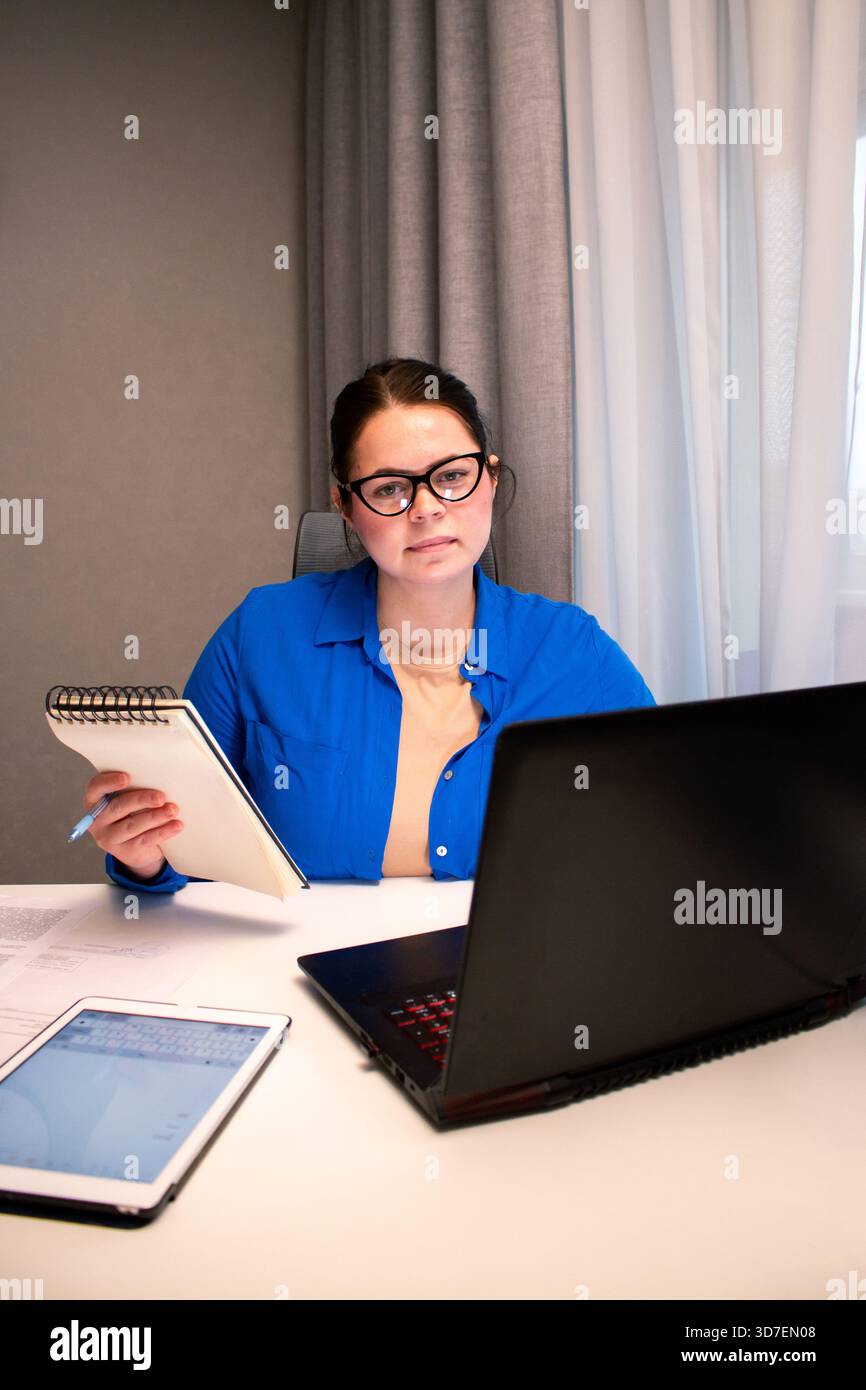 Freiberuflicher Mitarbeiter, der vom Home Office aus an digitalen Projekten arbeitet. Flexibler, freiberuflicher Lebensstil und produktive Arbeitsumgebung Stockfoto