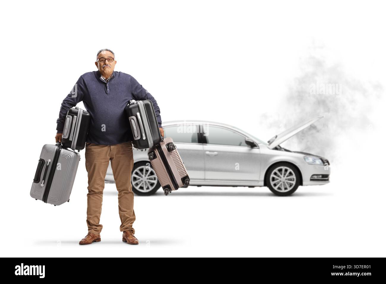 Reifer Mann mit Autoproblemen, Koffer isoliert auf weißem Hintergrund zu tragen Stockfoto