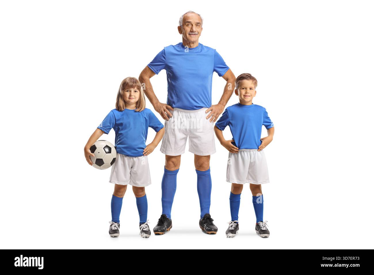 Älterer Fußballtrainer mit Kindern isoliert auf weißem Hintergrund Stockfoto