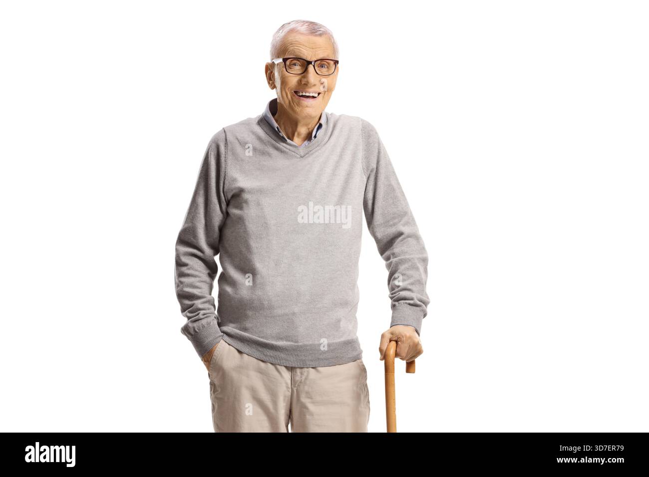 Ein älterer Herr, der mit einem Stock auf weißem Hintergrund steht Stockfoto