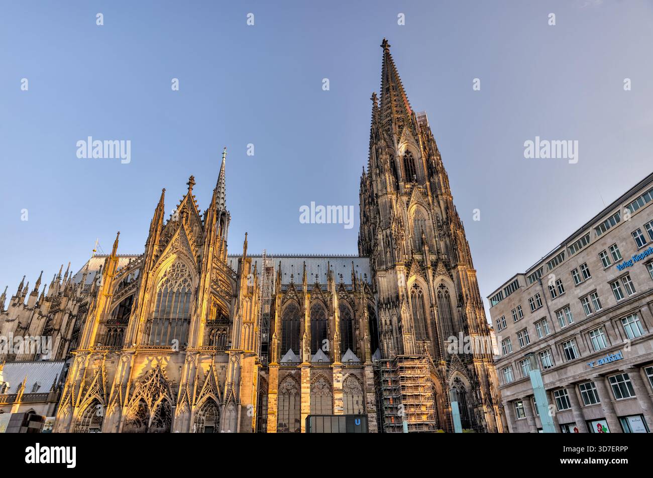Blick von innen und außen auf den Kölner Dom, einschließlich gotischer Gewölbe, Buntglas, Türme und Kirchenschiff, in Köln, Deutschland. Stockfoto
