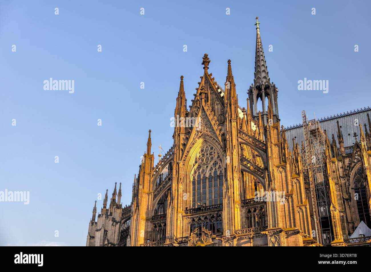Blick von innen und außen auf den Kölner Dom, einschließlich gotischer Gewölbe, Buntglas, Türme und Kirchenschiff, in Köln, Deutschland. Stockfoto