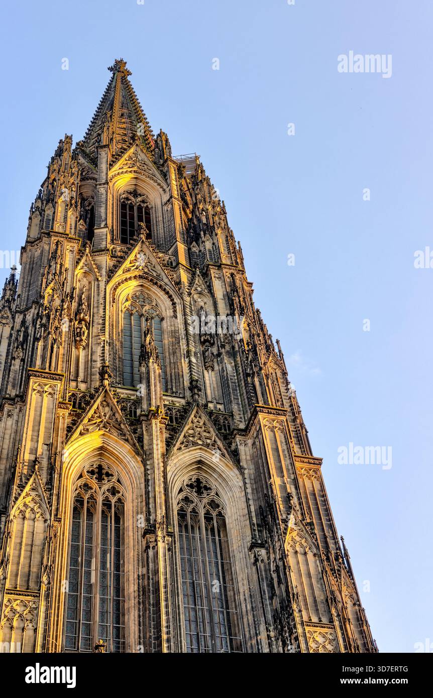 Blick von innen und außen auf den Kölner Dom, einschließlich gotischer Gewölbe, Buntglas, Türme und Kirchenschiff, in Köln, Deutschland. Stockfoto