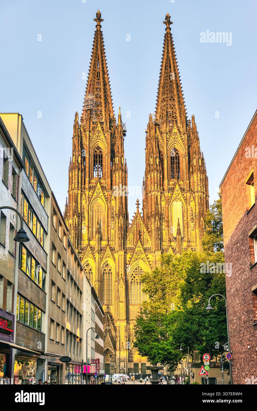 Blick von innen und außen auf den Kölner Dom, einschließlich gotischer Gewölbe, Buntglas, Türme und Kirchenschiff, in Köln, Deutschland. Stockfoto