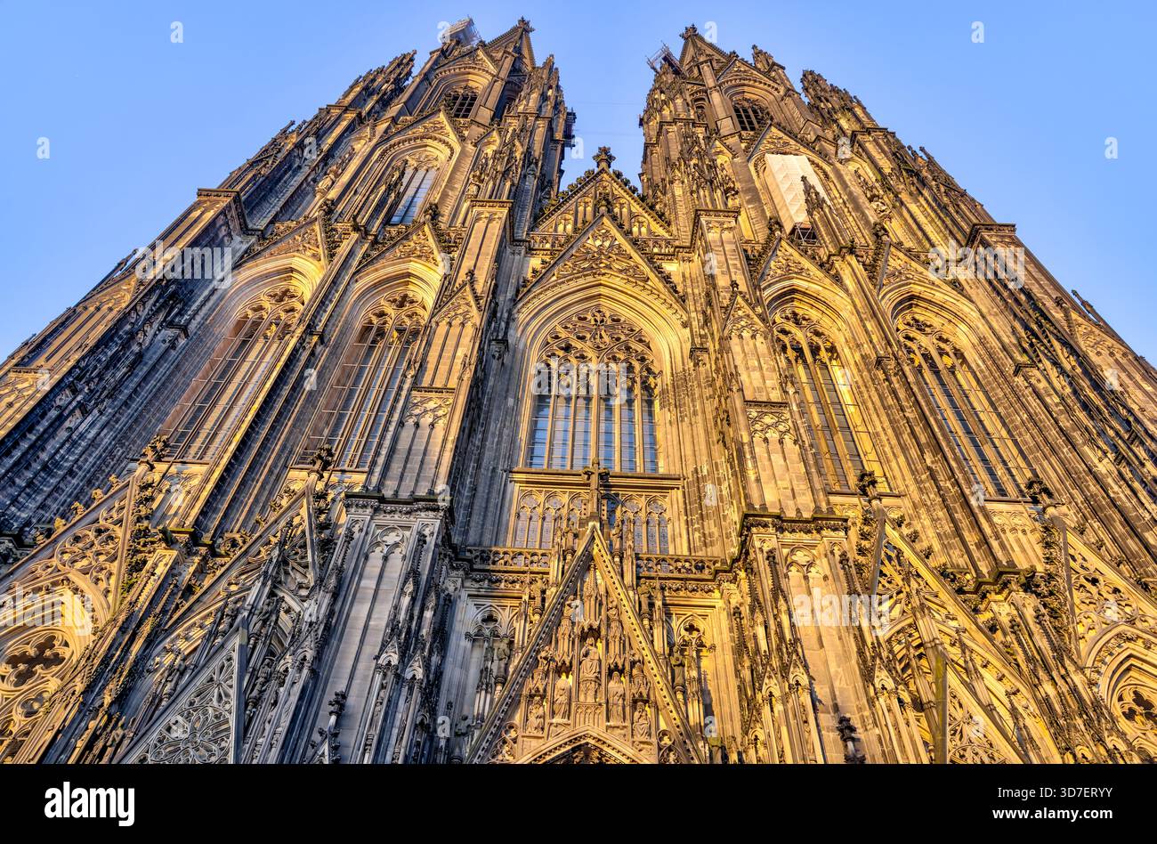 Blick von innen und außen auf den Kölner Dom, einschließlich gotischer Gewölbe, Buntglas, Türme und Kirchenschiff, in Köln, Deutschland. Stockfoto