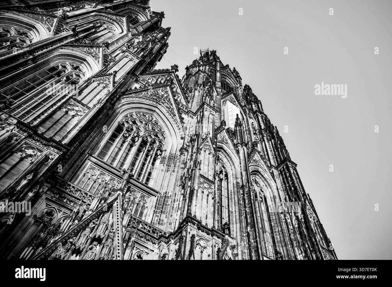Gotische Skulpturenfiguren in die Fassade des Kölner Doms in Köln. Stockfoto