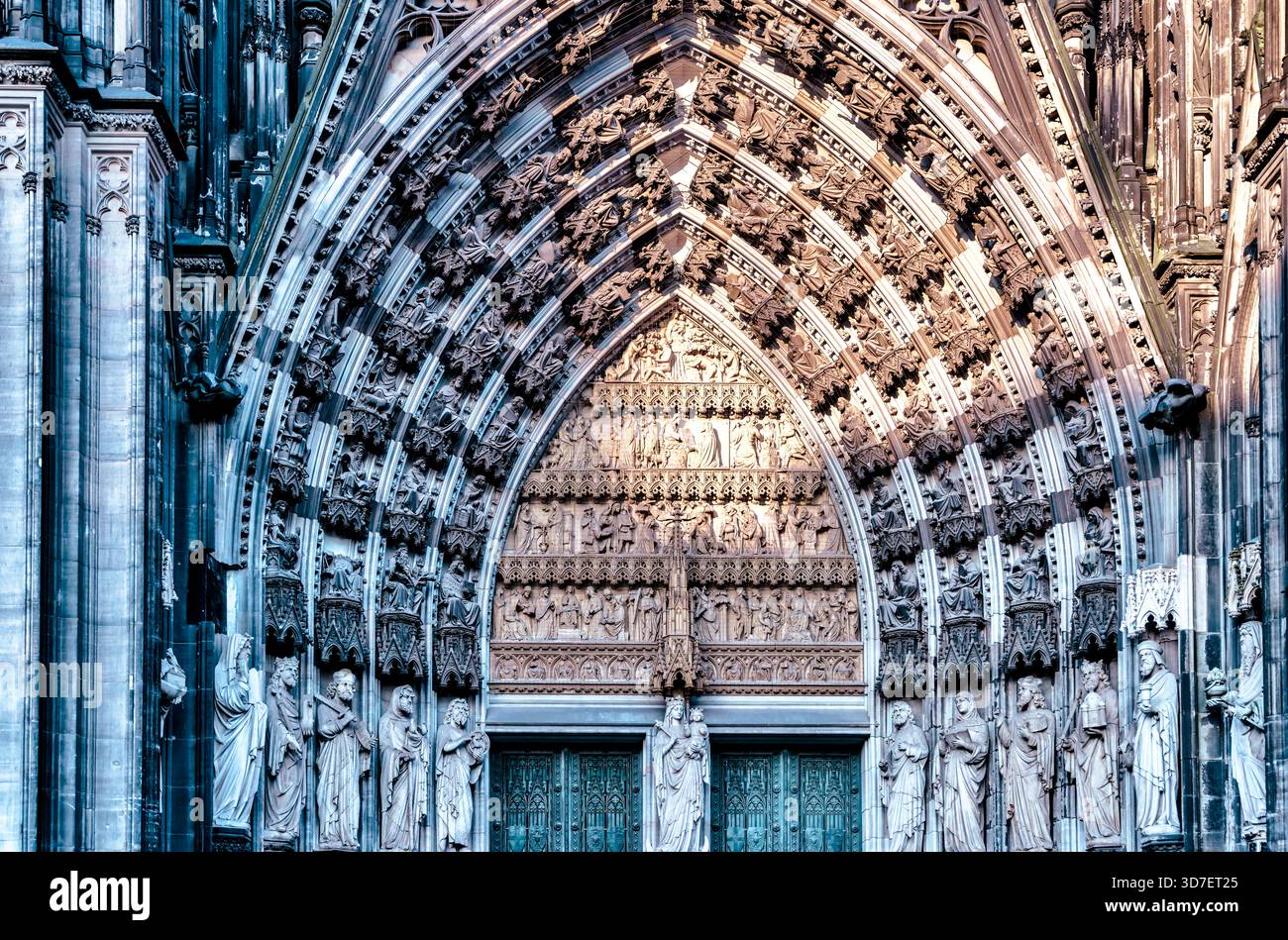 Gotische Skulpturenfiguren in die Fassade des Kölner Doms in Köln. Stockfoto