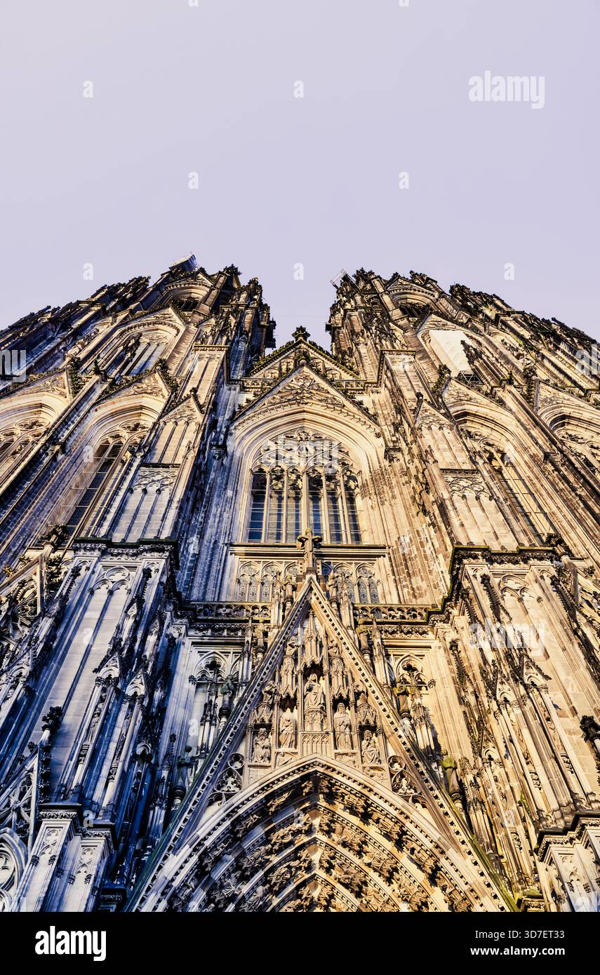 Blick von innen und außen auf den Kölner Dom, einschließlich gotischer Gewölbe, Buntglas, Türme und Kirchenschiff, in Köln, Deutschland. Stockfoto