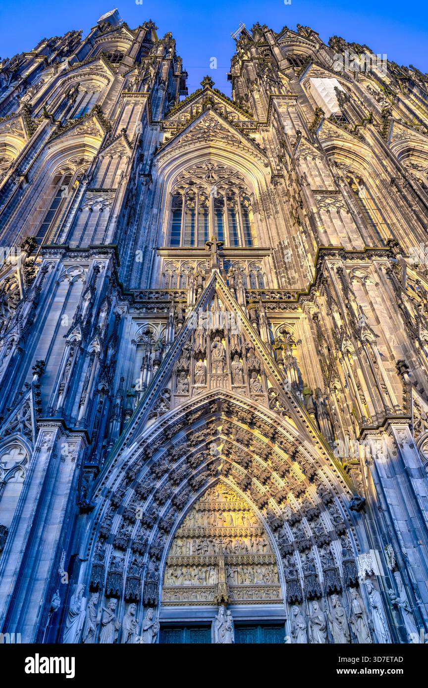 Blick von innen und außen auf den Kölner Dom, einschließlich gotischer Gewölbe, Buntglas, Türme und Kirchenschiff, in Köln, Deutschland. Stockfoto