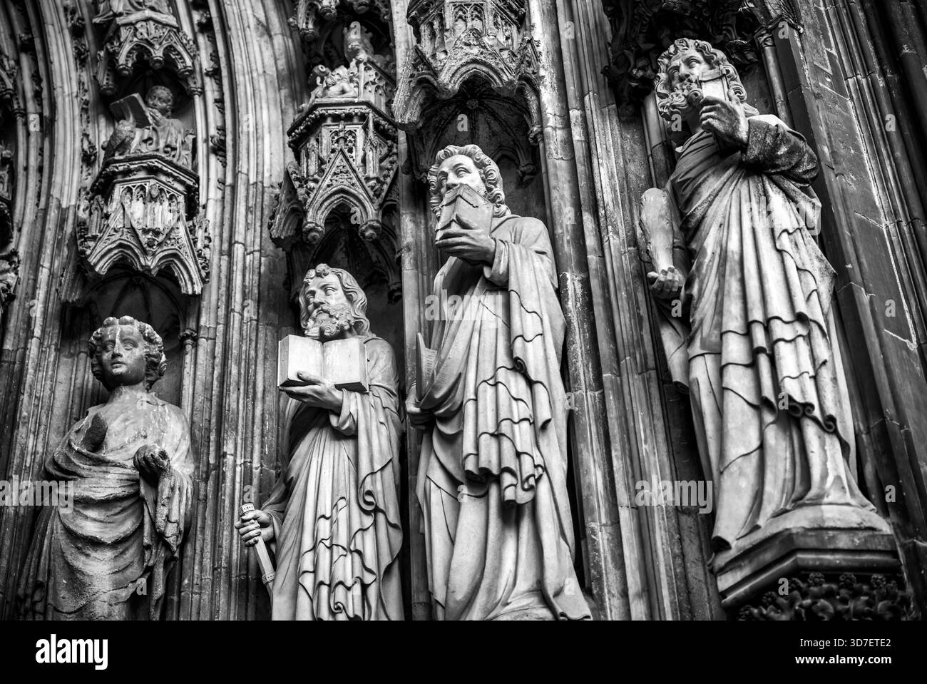 Gotische Skulpturenfiguren in die Fassade des Kölner Doms in Köln. Stockfoto