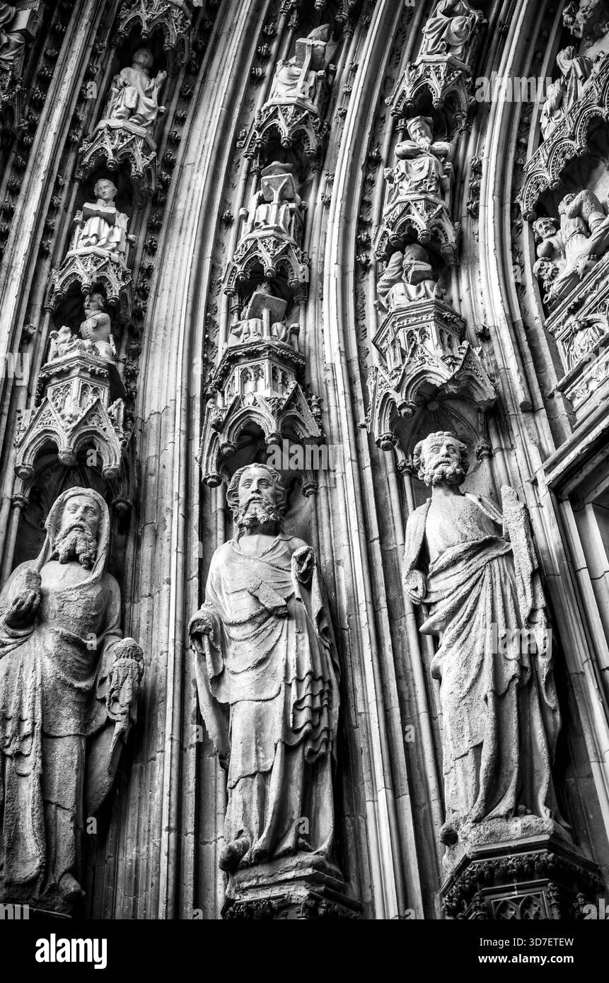 Gotische Skulpturenfiguren in die Fassade des Kölner Doms in Köln. Stockfoto