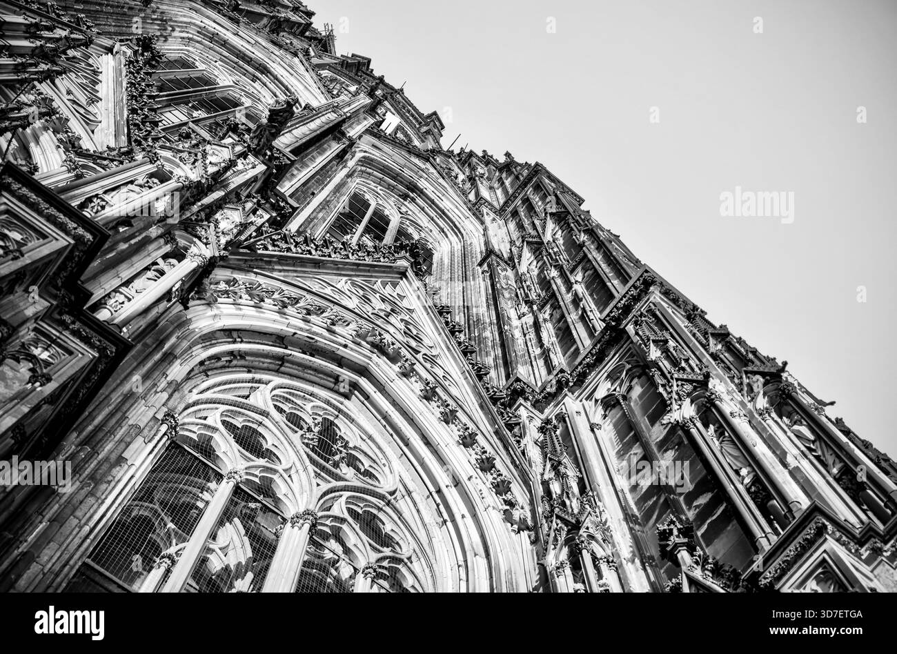 Blick von innen und außen auf den Kölner Dom, einschließlich gotischer Gewölbe, Buntglas, Türme und Kirchenschiff, in Köln, Deutschland. Stockfoto
