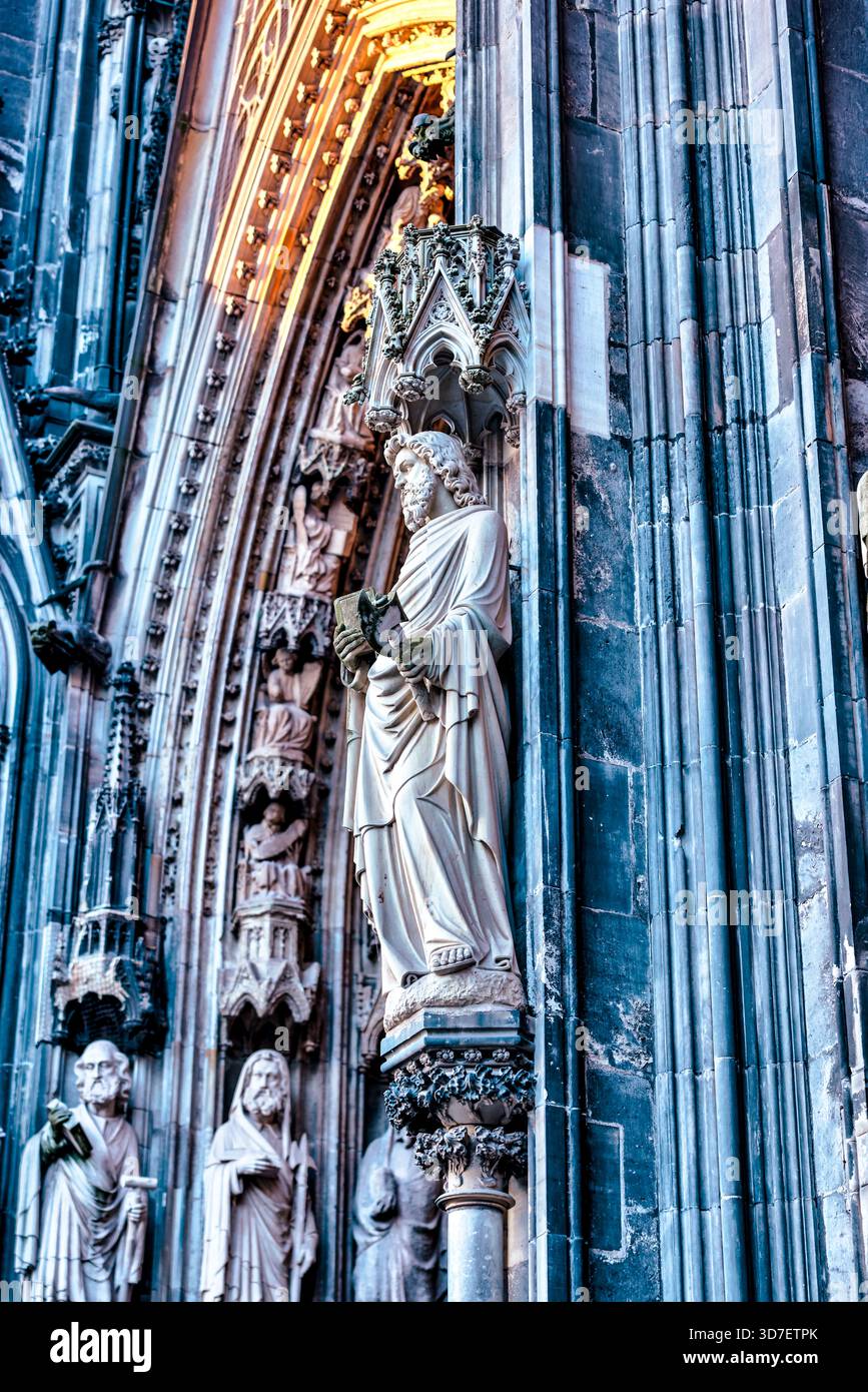 Gotische Skulpturenfiguren in die Fassade des Kölner Doms in Köln. Stockfoto