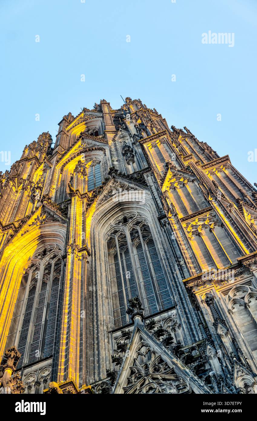 Blick von innen und außen auf den Kölner Dom, einschließlich gotischer Gewölbe, Buntglas, Türme und Kirchenschiff, in Köln, Deutschland. Stockfoto
