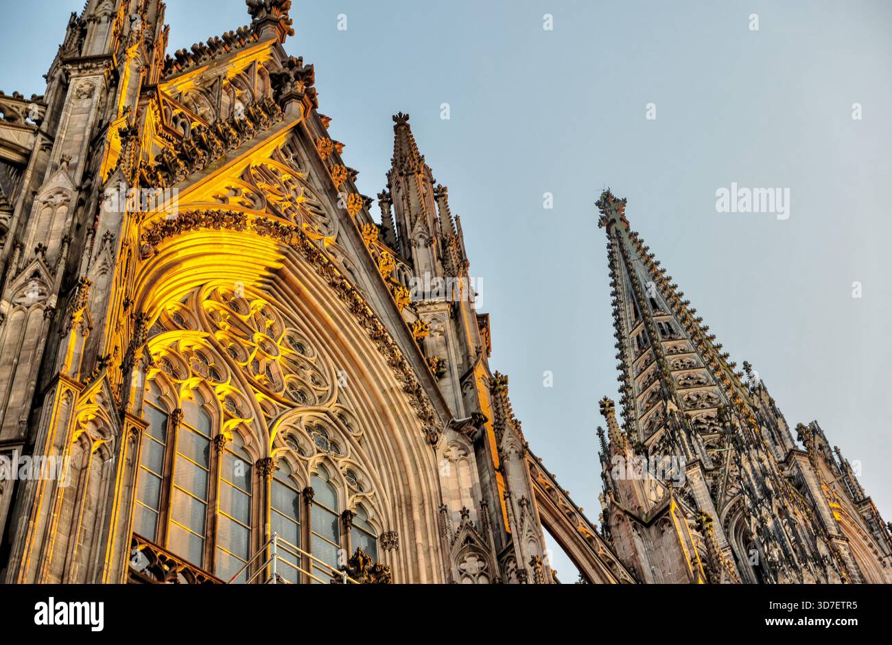 Blick von innen und außen auf den Kölner Dom, einschließlich gotischer Gewölbe, Buntglas, Türme und Kirchenschiff, in Köln, Deutschland. Stockfoto