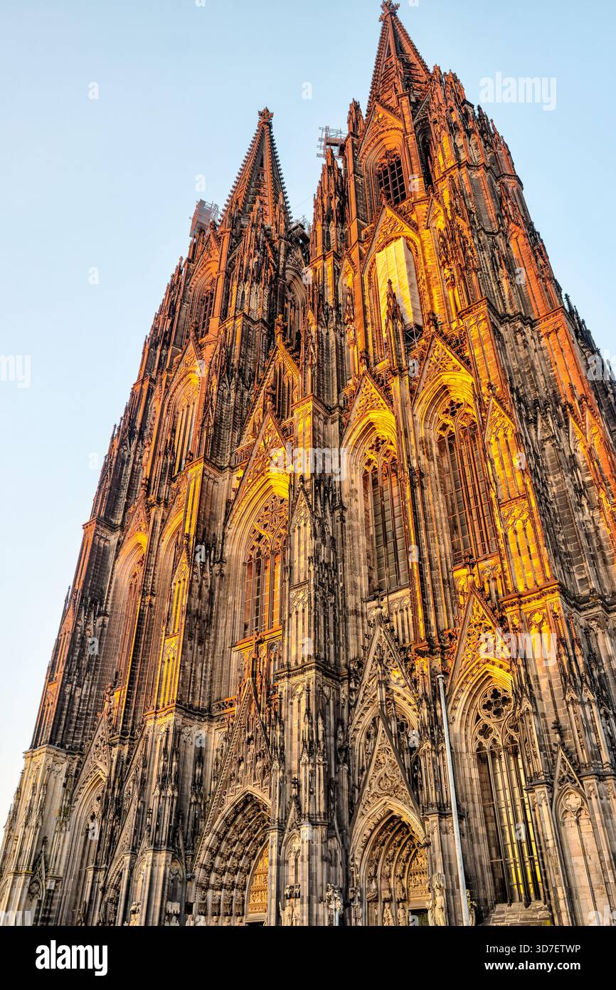 Blick von innen und außen auf den Kölner Dom, einschließlich gotischer Gewölbe, Buntglas, Türme und Kirchenschiff, in Köln, Deutschland. Stockfoto