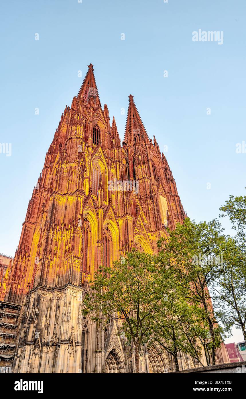 Blick von innen und außen auf den Kölner Dom, einschließlich gotischer Gewölbe, Buntglas, Türme und Kirchenschiff, in Köln, Deutschland. Stockfoto