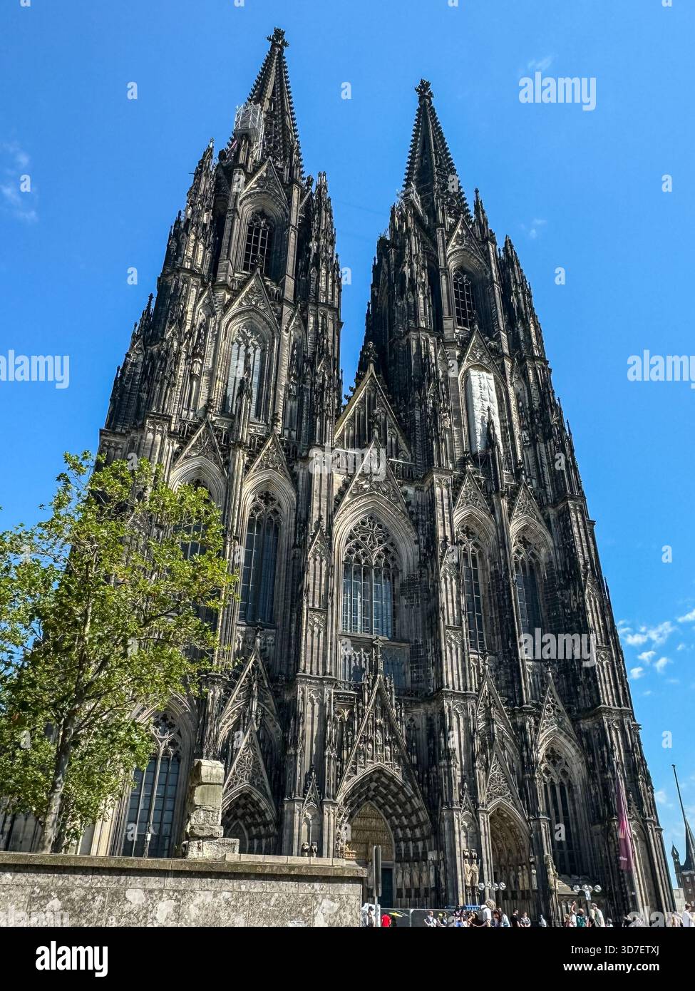Blick von innen und außen auf den Kölner Dom, einschließlich gotischer Gewölbe, Buntglas, Türme und Kirchenschiff, in Köln, Deutschland. Stockfoto