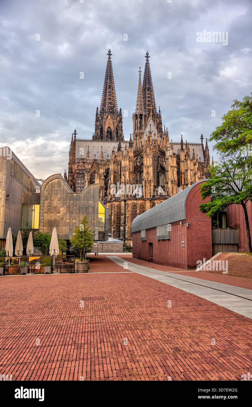 Blick von innen und außen auf den Kölner Dom, einschließlich gotischer Gewölbe, Buntglas, Türme und Kirchenschiff, in Köln, Deutschland. Stockfoto