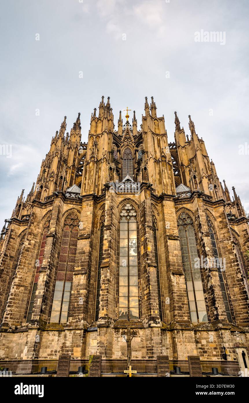 Blick von innen und außen auf den Kölner Dom, einschließlich gotischer Gewölbe, Buntglas, Türme und Kirchenschiff, in Köln, Deutschland. Stockfoto