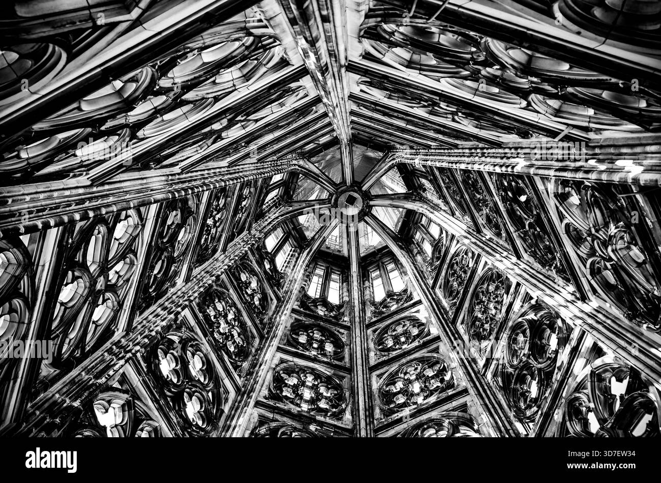 Blick von innen und außen auf den Kölner Dom, einschließlich gotischer Gewölbe, Buntglas, Türme und Kirchenschiff, in Köln, Deutschland. Stockfoto