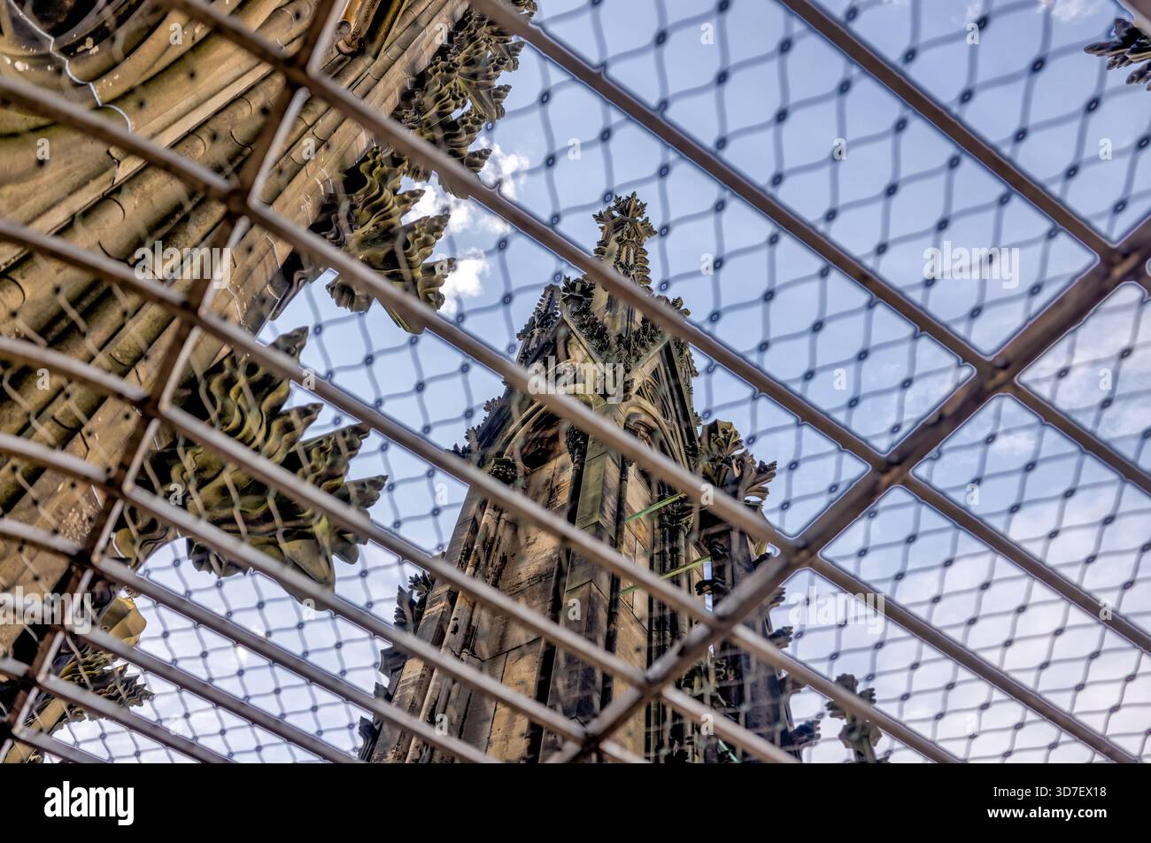 Blick auf die Türme des Kölner Doms durch Schutzzäune beim Aufstieg auf den Turm. Stockfoto