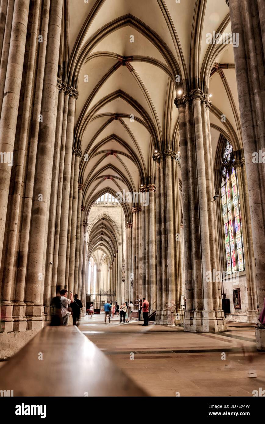 Blick von innen und außen auf den Kölner Dom, einschließlich gotischer Gewölbe, Buntglas, Türme und Kirchenschiff, in Köln, Deutschland. Stockfoto