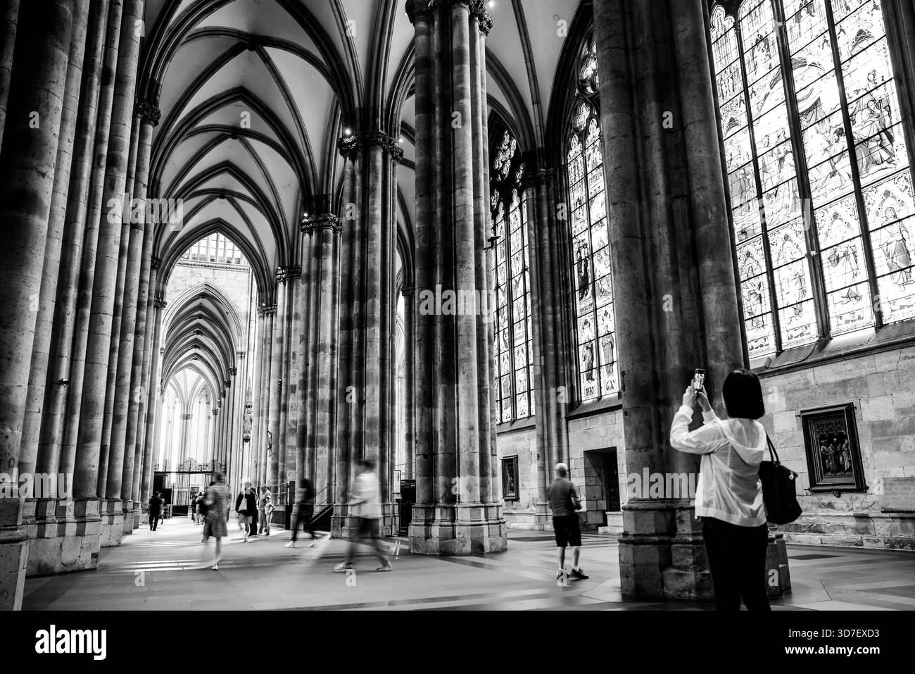 Blick von innen und außen auf den Kölner Dom, einschließlich gotischer Gewölbe, Buntglas, Türme und Kirchenschiff, in Köln, Deutschland. Stockfoto