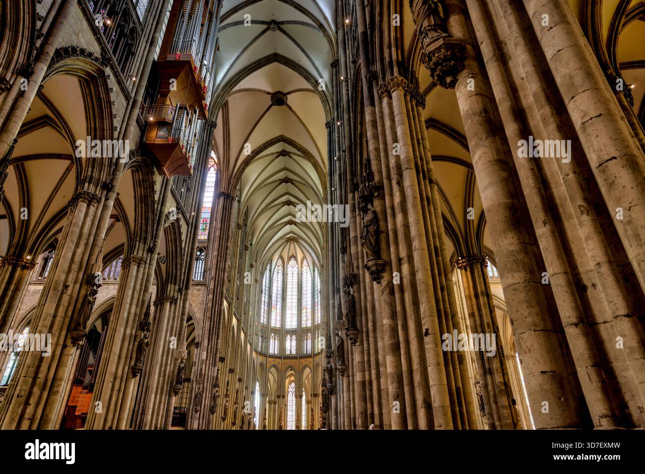 Blick von innen und außen auf den Kölner Dom, einschließlich gotischer Gewölbe, Buntglas, Türme und Kirchenschiff, in Köln, Deutschland. Stockfoto