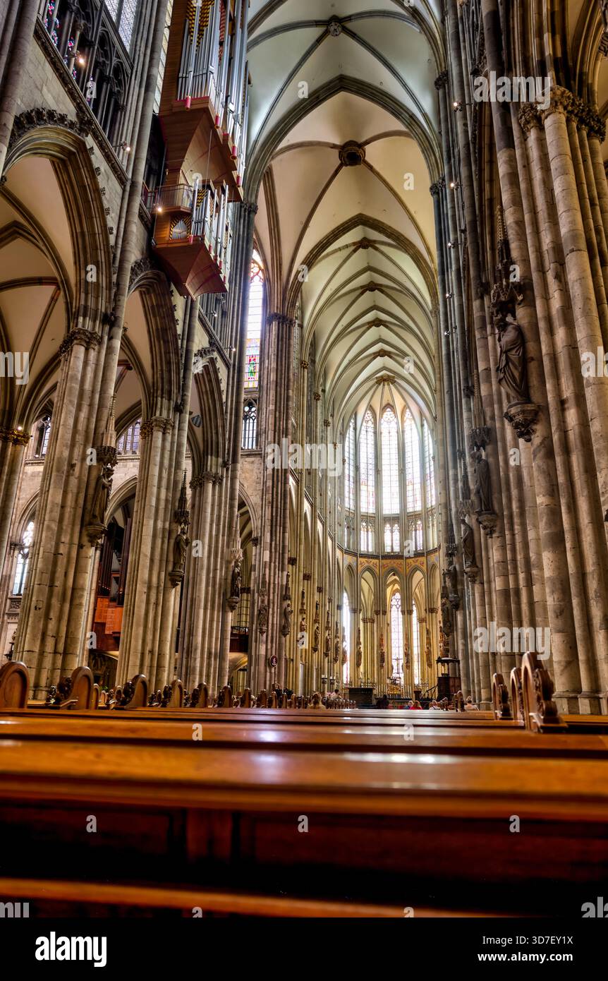 Blick von innen und außen auf den Kölner Dom, einschließlich gotischer Gewölbe, Buntglas, Türme und Kirchenschiff, in Köln, Deutschland. Stockfoto
