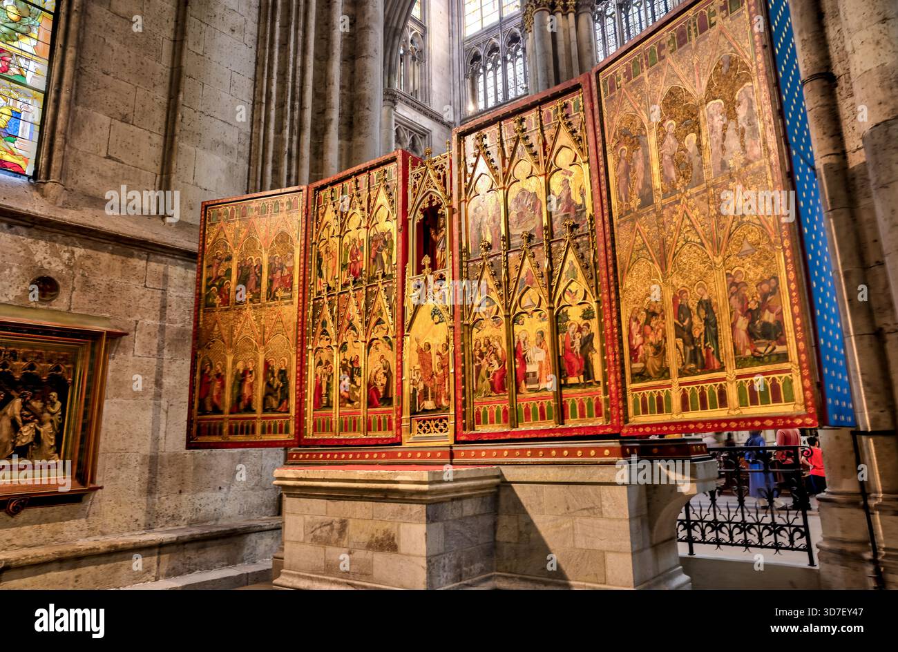 Gotischer Altar im Kölner Dom mit detaillierten religiösen Szenen und Blattgold-Verzierungen in Köln. Stockfoto