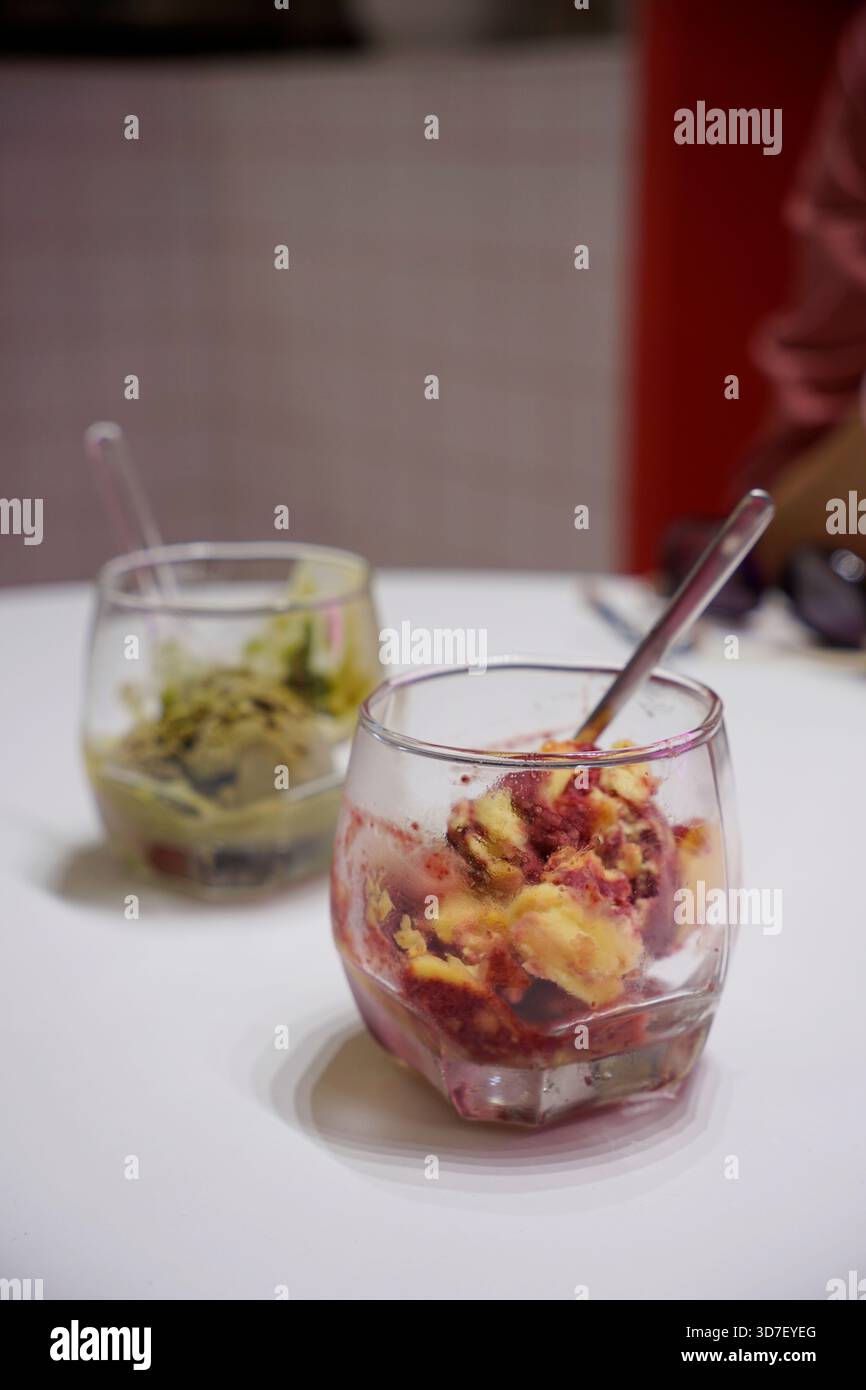 Erdbeeren- und Mangofeis in Glasbecher Stockfoto