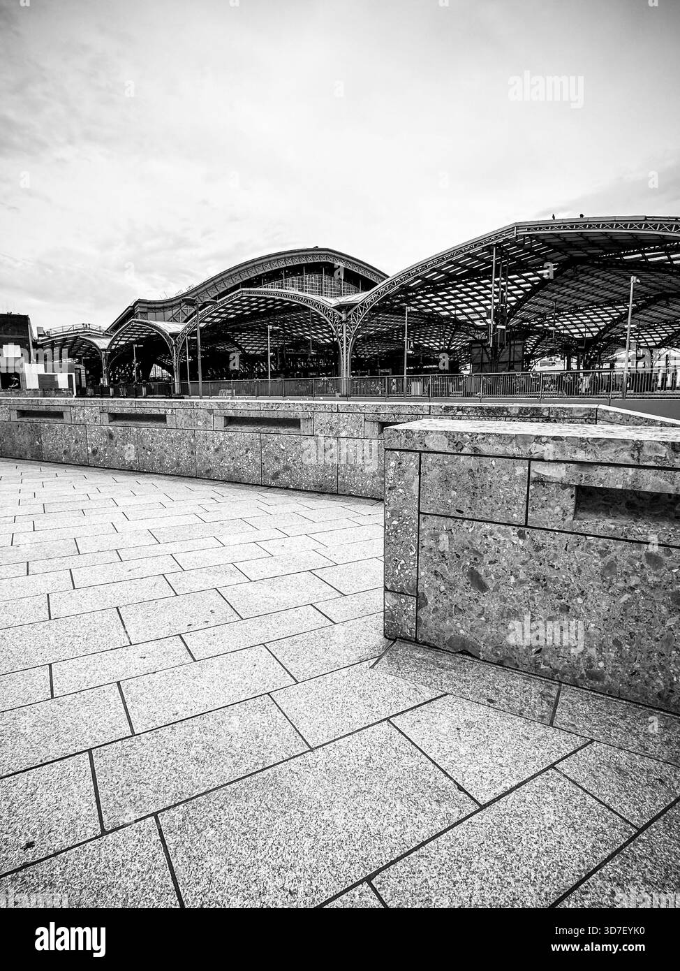 Weiter Blick auf den Kölner Hauptbahnhof und den plaza in Köln, Deutschland. Stockfoto