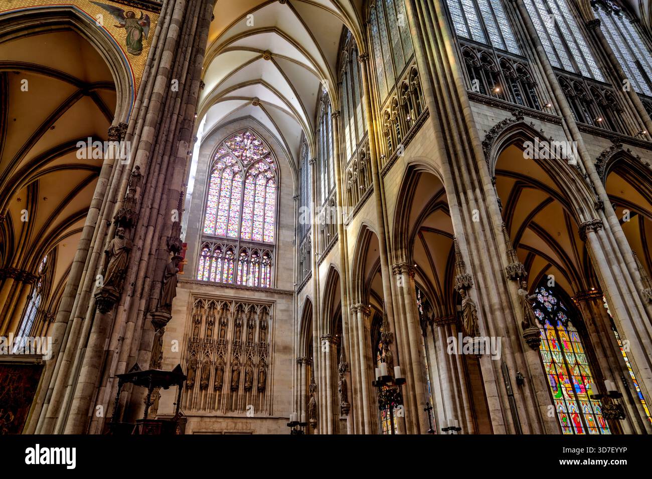 Blick von innen und außen auf den Kölner Dom, einschließlich gotischer Gewölbe, Buntglas, Türme und Kirchenschiff, in Köln, Deutschland. Stockfoto