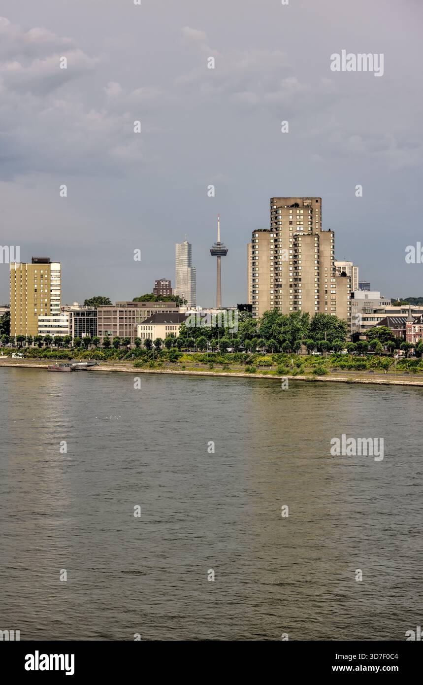 Breiter Blick auf den Rhein in Richtung Kölner Dom und Skyline der Stadt unter weichen Morgenwolken. Stockfoto