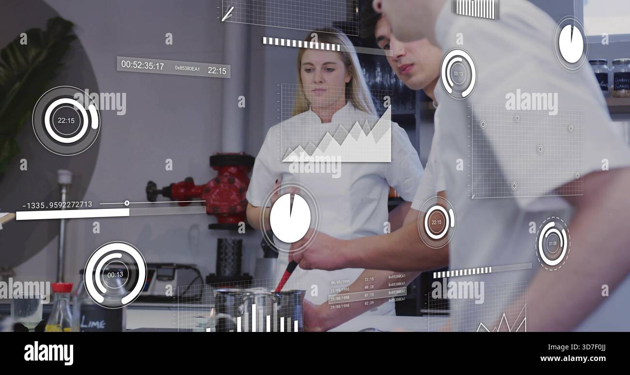 Rührköche in weißen Jacken testen Rezept in der Testküche mit Stahltopf, Löffel, AR-Overlays Stockfoto