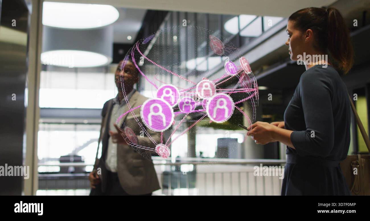 Das Duo in Anzug und Kleid, das mit dem AR-Netzwerk in der Lobby interagiert, hält Smartphone und Tasche Stockfoto