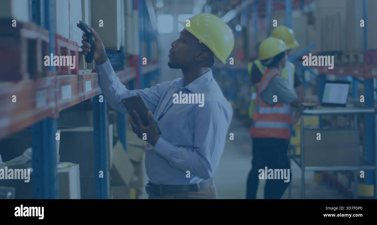 Scannen von Mitarbeitern mit gelbem Schutzhelm, Überprüfung von Regaletiketten im Lager mit Handscanner, Tablet Stockfoto