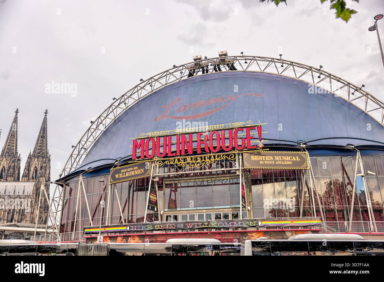 Der Musical Dome mit seinem geschwungenen blauen Dach und der Theaterbeschilderung, in dem sich das Moulin Rouge in Köln befindet. Stockfoto