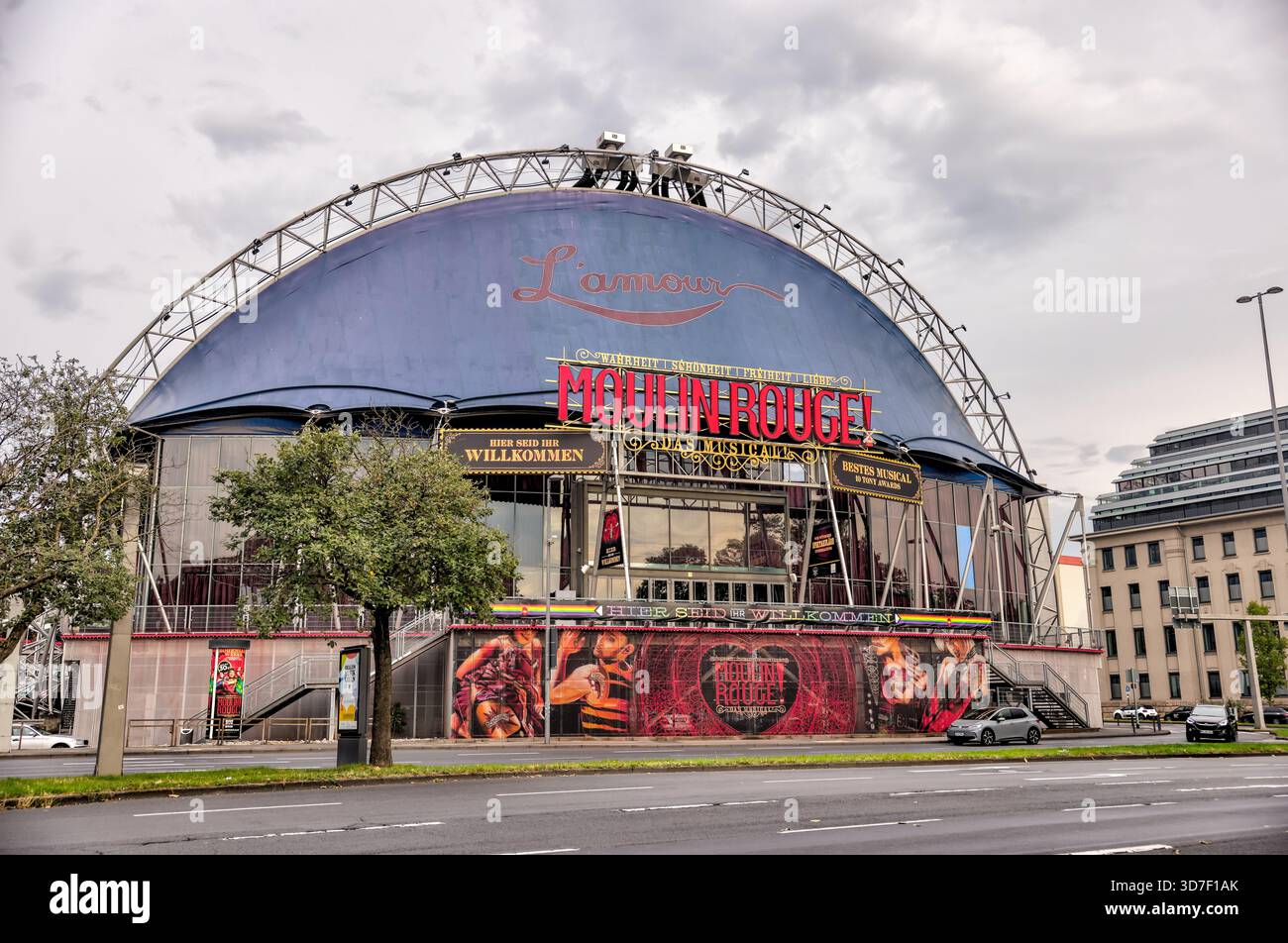 Der Musical Dome mit seinem geschwungenen blauen Dach und der Theaterbeschilderung, in dem sich das Moulin Rouge in Köln befindet. Stockfoto
