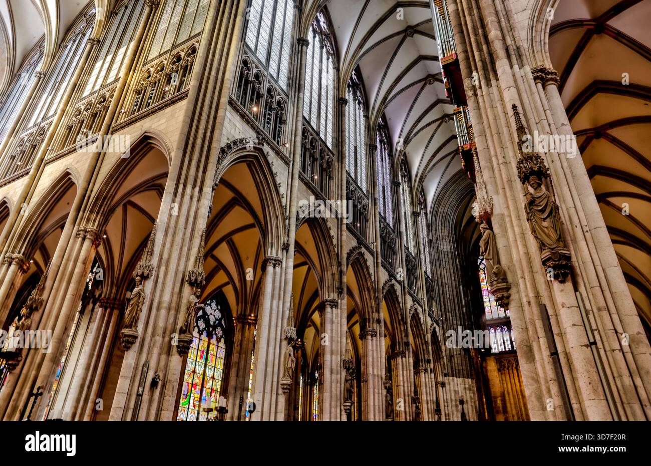 Blick von innen und außen auf den Kölner Dom, einschließlich gotischer Gewölbe, Buntglas, Türme und Kirchenschiff, in Köln, Deutschland. Stockfoto