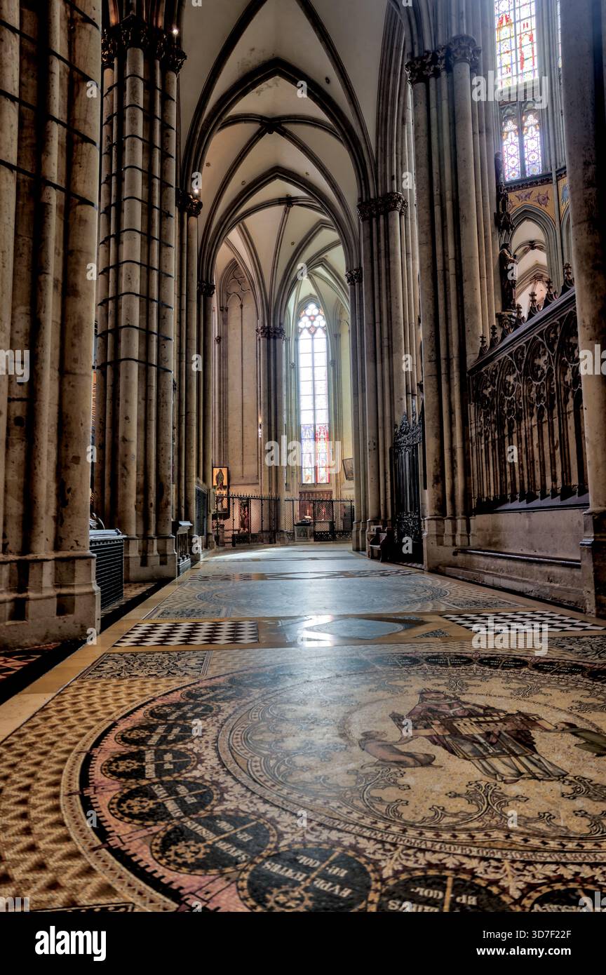Blick von innen und außen auf den Kölner Dom, einschließlich gotischer Gewölbe, Buntglas, Türme und Kirchenschiff, in Köln, Deutschland. Stockfoto
