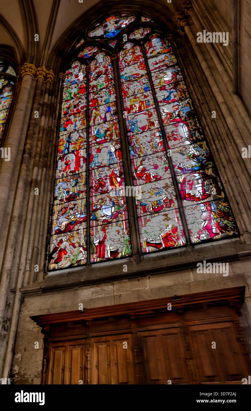 Blick von innen und außen auf den Kölner Dom, einschließlich gotischer Gewölbe, Buntglas, Türme und Kirchenschiff, in Köln, Deutschland. Stockfoto