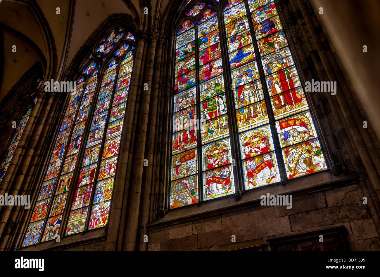 Blick von innen und außen auf den Kölner Dom, einschließlich gotischer Gewölbe, Buntglas, Türme und Kirchenschiff, in Köln, Deutschland. Stockfoto