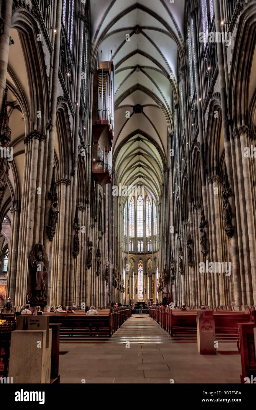 Blick von innen und außen auf den Kölner Dom, einschließlich gotischer Gewölbe, Buntglas, Türme und Kirchenschiff, in Köln, Deutschland. Stockfoto