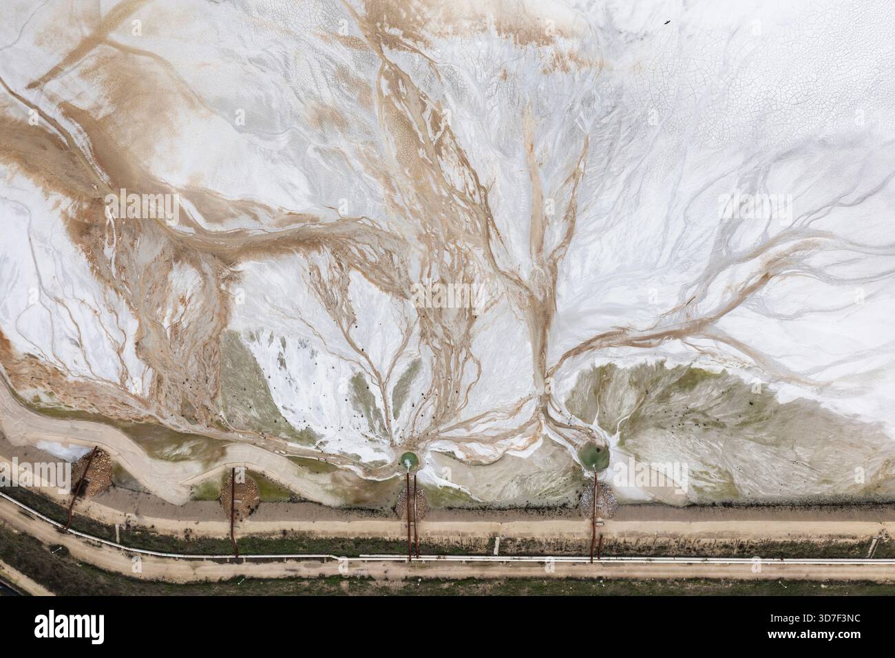 Drohnenansicht des Bergeteichs in der Nähe einer Zementfabrik in der Nähe von Devnya, Varna, Bulgarien. Industrielle Szene der Umweltauswirkungen Stockfoto